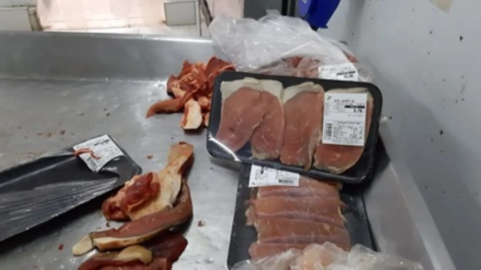 30 kg de alimentos impróprios para consumo são apreendidos no DB da Ponta Negra