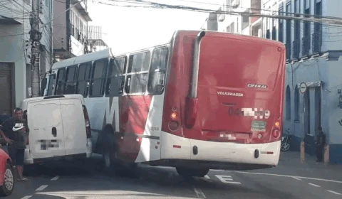 Colisão envolvendo ônibus e carro de passeio deixa trânsito lento no Centro de Manaus