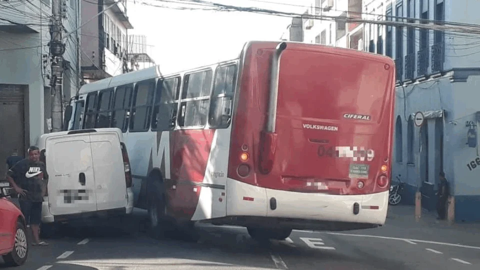 Colisão envolvendo ônibus e carro de passeio deixa trânsito lento no Centro de Manaus