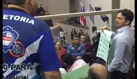 Vídeo: Clima esquenta entre manifestantes na ALEAM
