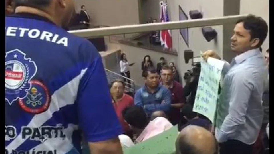 Vídeo: Clima esquenta entre manifestantes na ALEAM