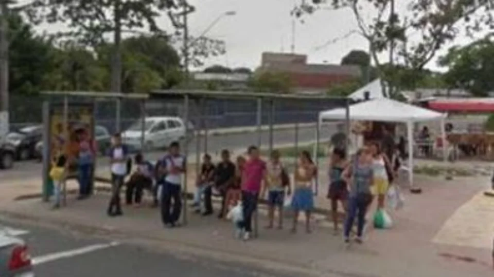 IMMU instala três novos pontos de ônibus e desativa dois abrigos na Bola da Suframa