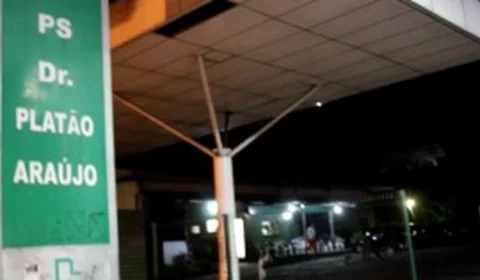 Homem é alvejado a tiros na Max Teixeira e sobrevive – O atirador estava em um carro preto