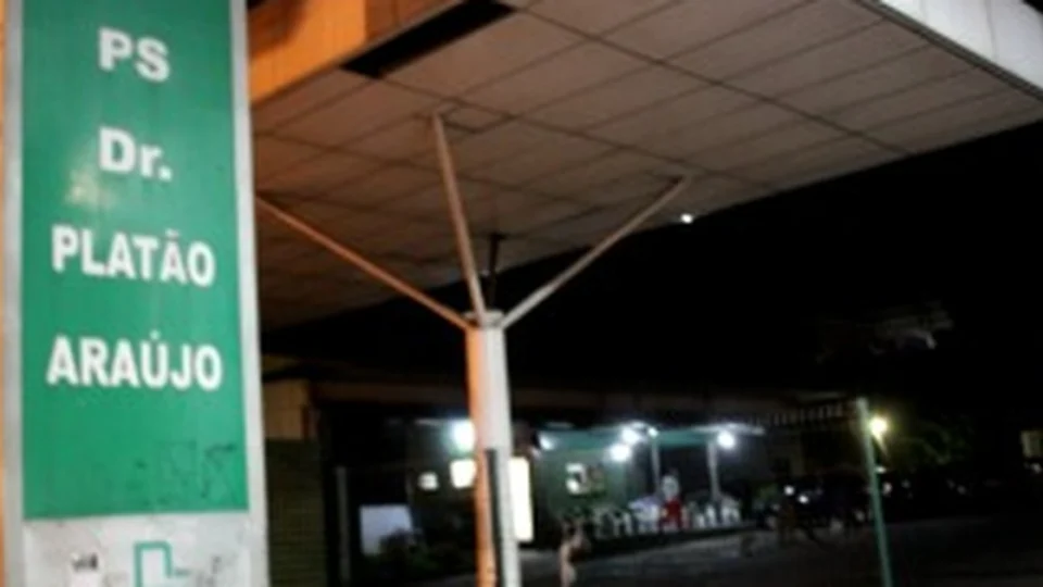 Homem é alvejado a tiros na Max Teixeira e sobrevive – O atirador estava em um carro preto