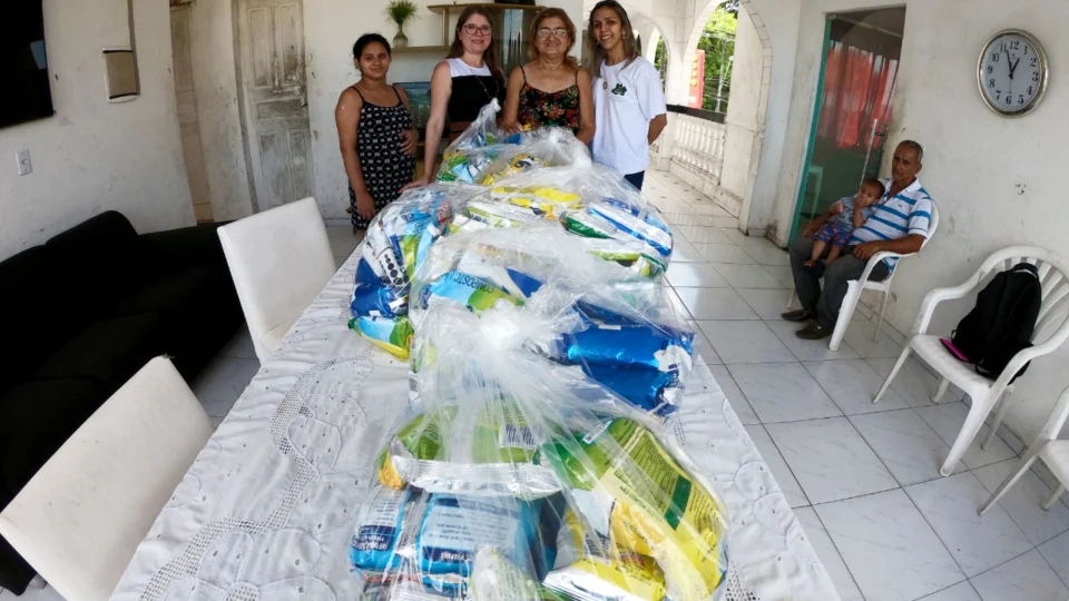 Defensoria convoca aprovados em estágio em Direito e entrega leite arrecadado no certame