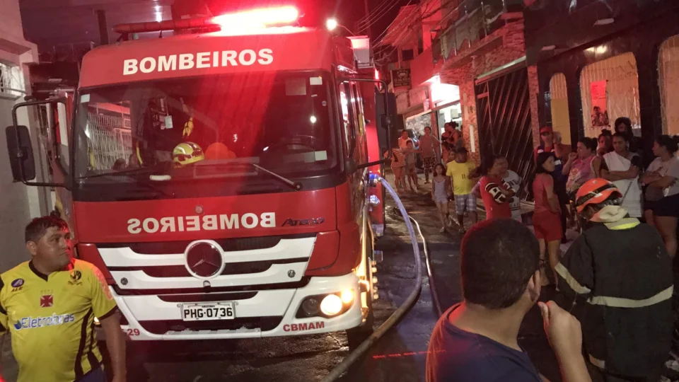Problemas na rede elétrica pode ter causado incêndio em casa no bairro da Compensa