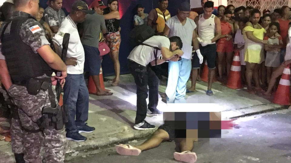 Homem é assassinado com tiros de escopeta no bairro de Petrópolis