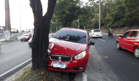 Carro colide com árvore em avenida na zona Leste de Manaus