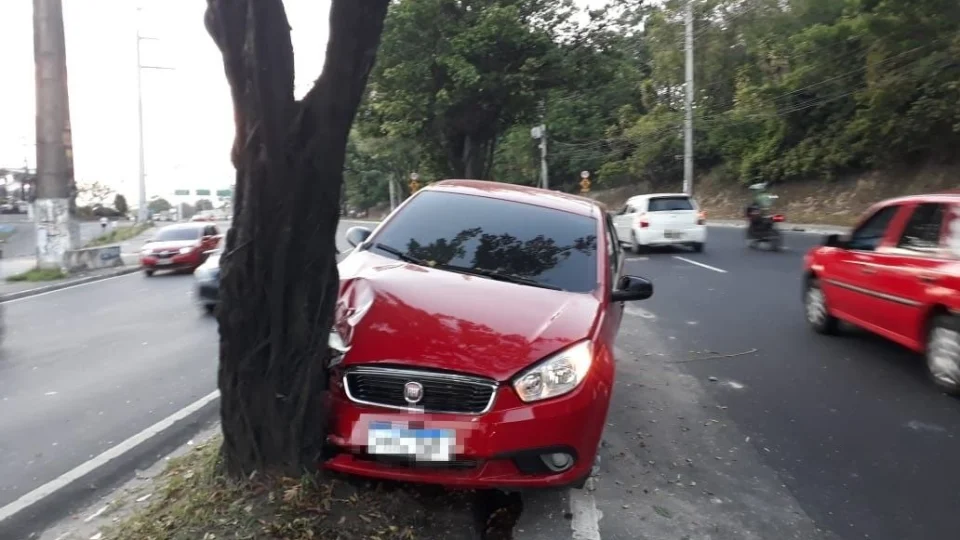 Carro colide com árvore em avenida na zona Leste de Manaus