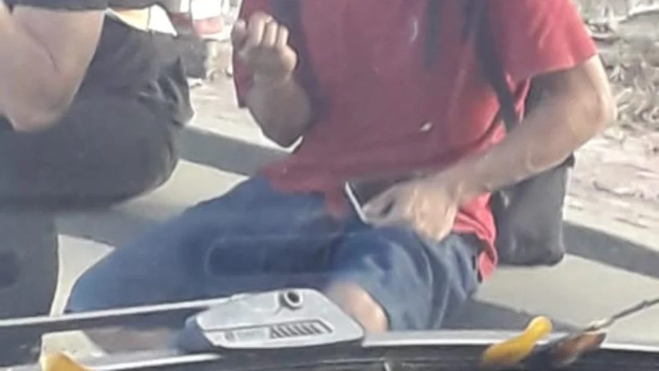 Pedreiro é preso por aliciar menor em jogo online e por manter fotos pornográficas de crianças no celular