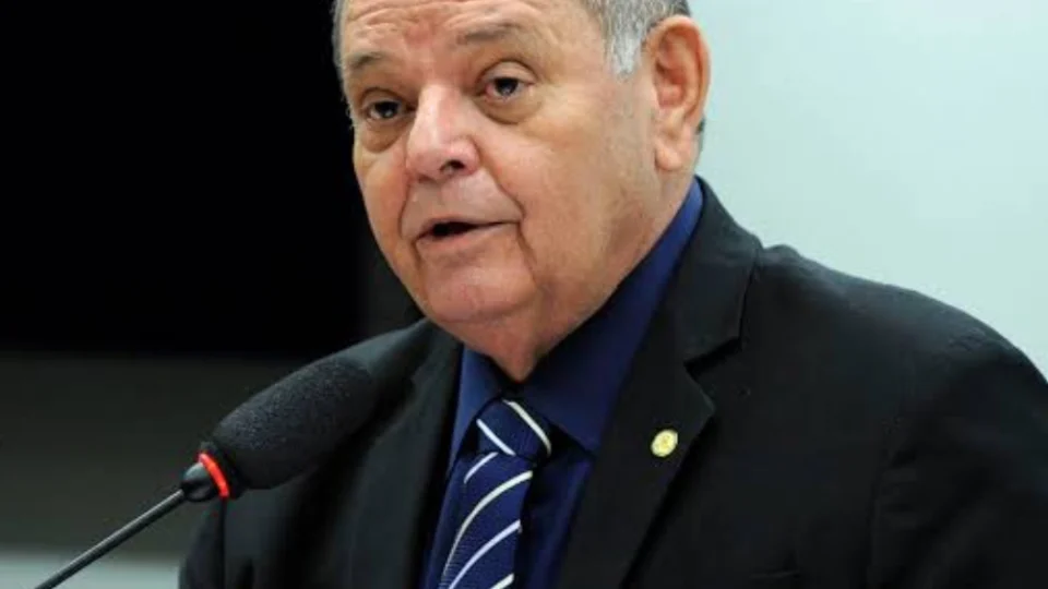 Ex-secretário de educação é condenado por dispensa ilegal de licitação