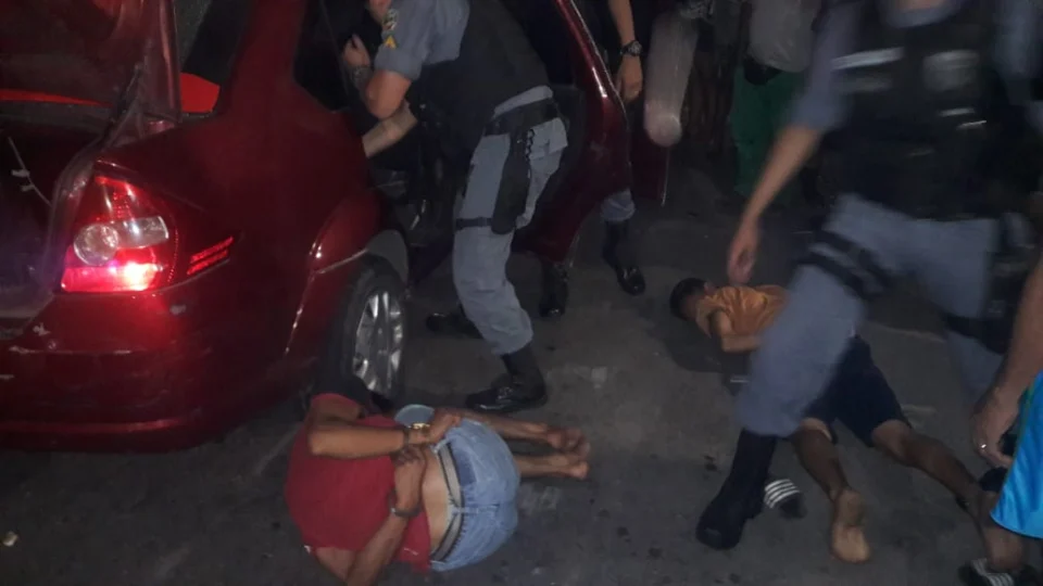 Perseguição policial termina com carro roubado recuperado e três homens presos no bairro da União