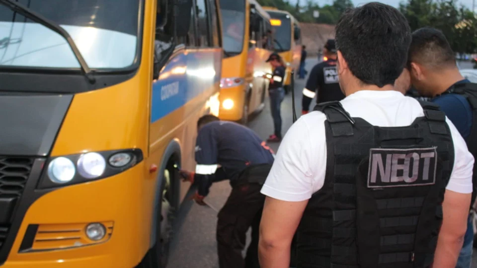 Motorista de ônibus ‘amarelinho’ é flagrado dirigindo supostamente embriagado em Manaus