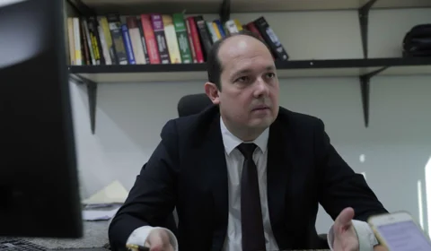 Mulher se atrasa e juiz usa chamada de vídeo em celular para realizar audiência