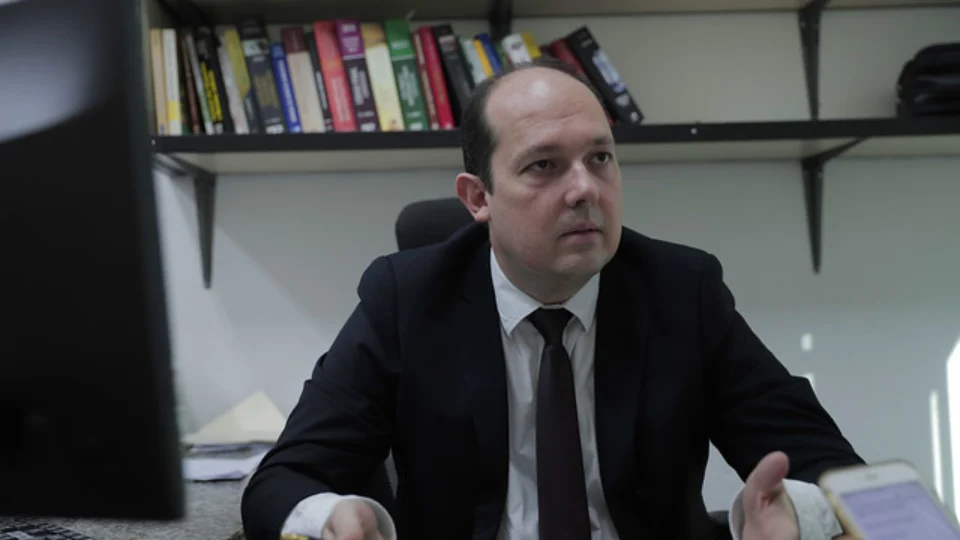 Mulher se atrasa e juiz usa chamada de vídeo em celular para realizar audiência