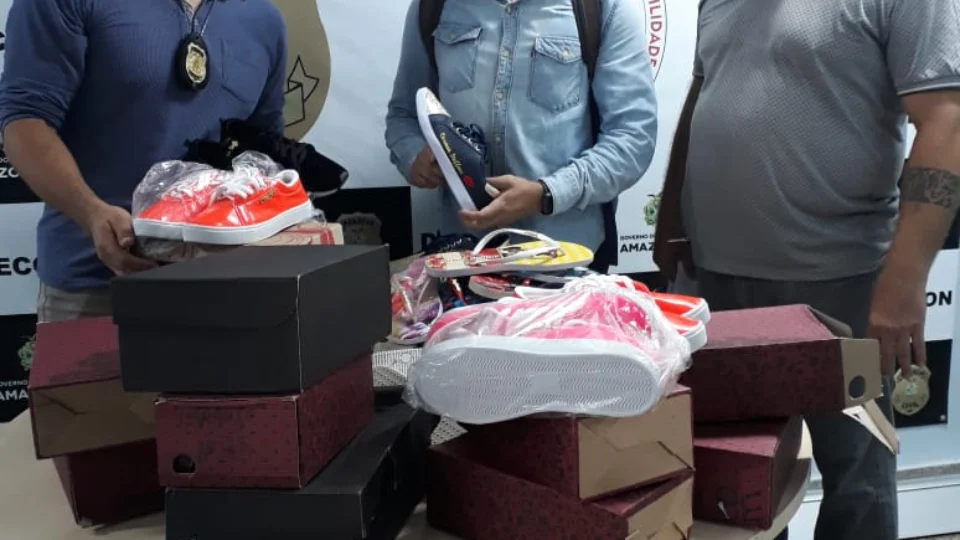 44 pares de calçados falsificados são apreendidos em duas lojas no Centro de Manaus