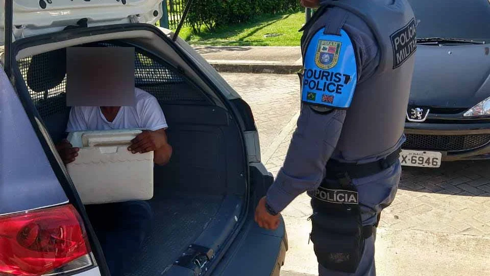 PMs da Politur detêm suspeito por tentativa de furto de veículo próximo ao estacionamento do Teatro Amazonas