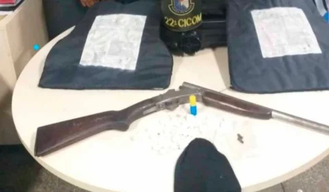 Dois homens são detidos com espingarda e drogas no conjunto Vila Amazonas
