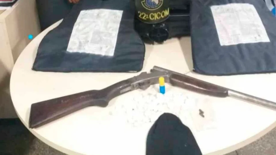 Dois homens são detidos com espingarda e drogas no conjunto Vila Amazonas