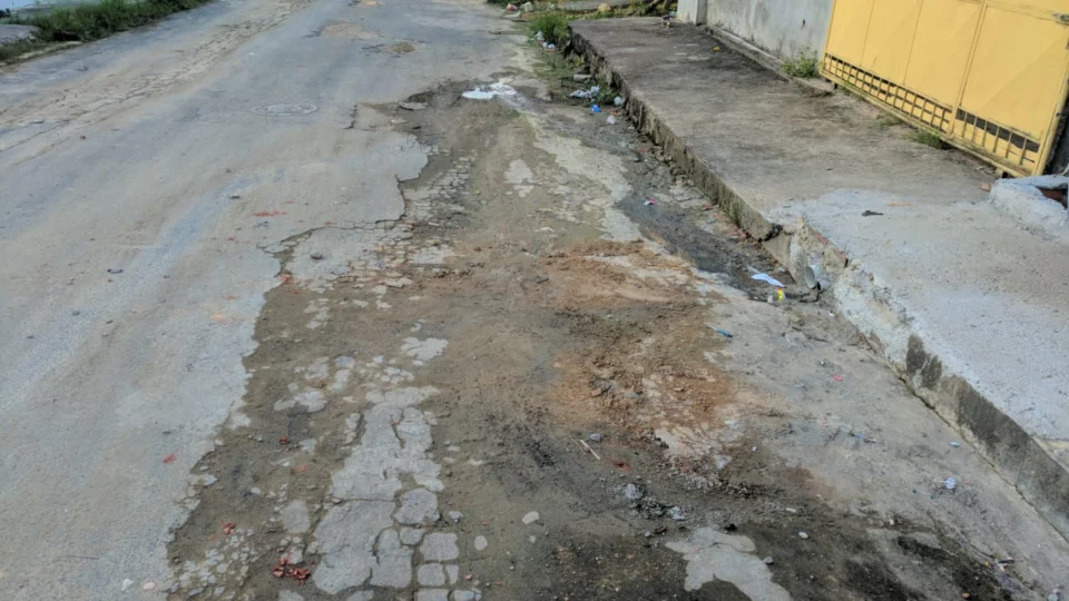 Sem asfalto, água, esgoto e iluminação pública, moradores do Nova Cidade pedem ajuda
