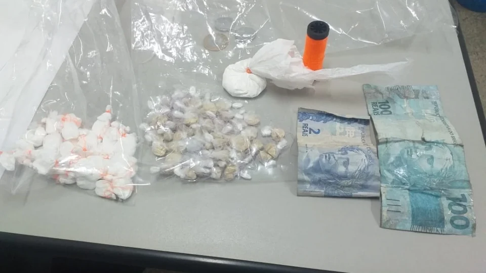 Dois adolescentes são apreendidos com drogas no Centro