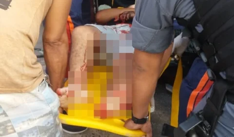 Duas pessoas ficam feridas após carro invadir posto de gasolina ao colidir com outro veículo em Manaus; veja fotos