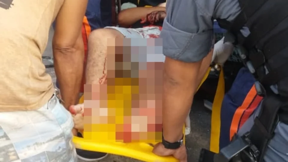 Duas pessoas ficam feridas após carro invadir posto de gasolina ao colidir com outro veículo em Manaus; veja fotos