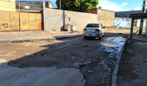 Por conta da falta de asfalto, moradores já apelidam buraco de ‘rotatória’