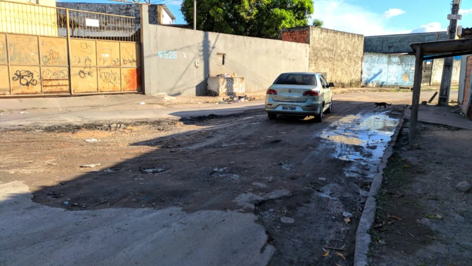 Por conta da falta de asfalto, moradores já apelidam buraco de ‘rotatória’