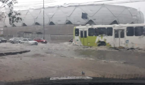 Chuva forte em Manaus complica trânsito e as ruas ficam alagadas