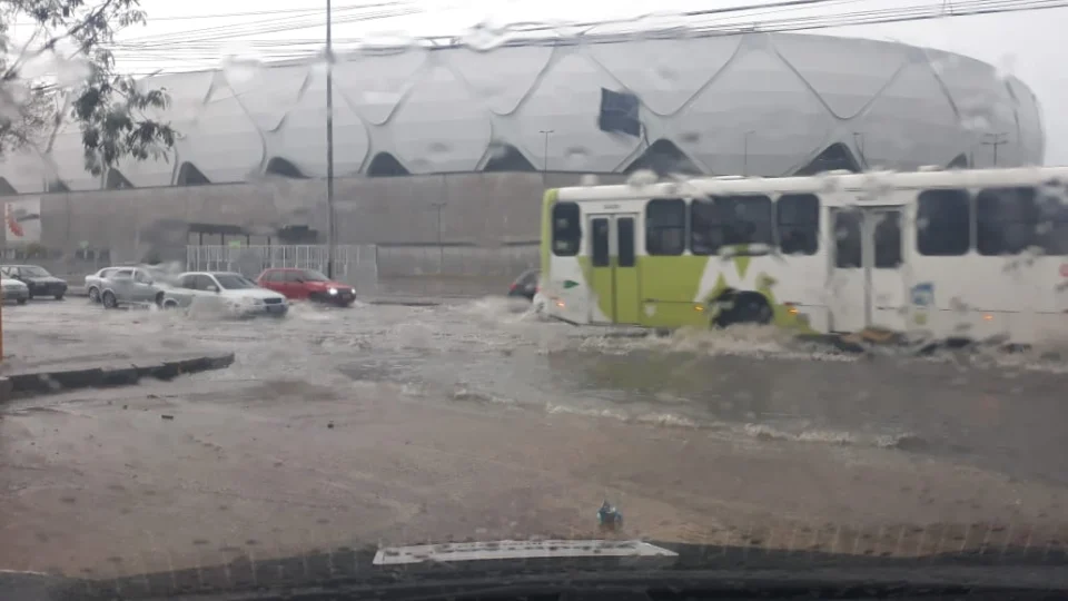 Chuva forte em Manaus complica trânsito e as ruas ficam alagadas