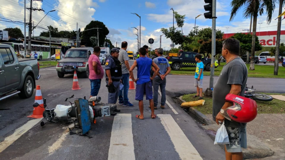 Acidente entre motociclistas deixa três feridos na avenida Max Teixeira