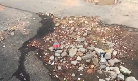 Prefeitura usa asfalto para vetar vazamento de esgoto, mas problema continua e moradores exigem solução