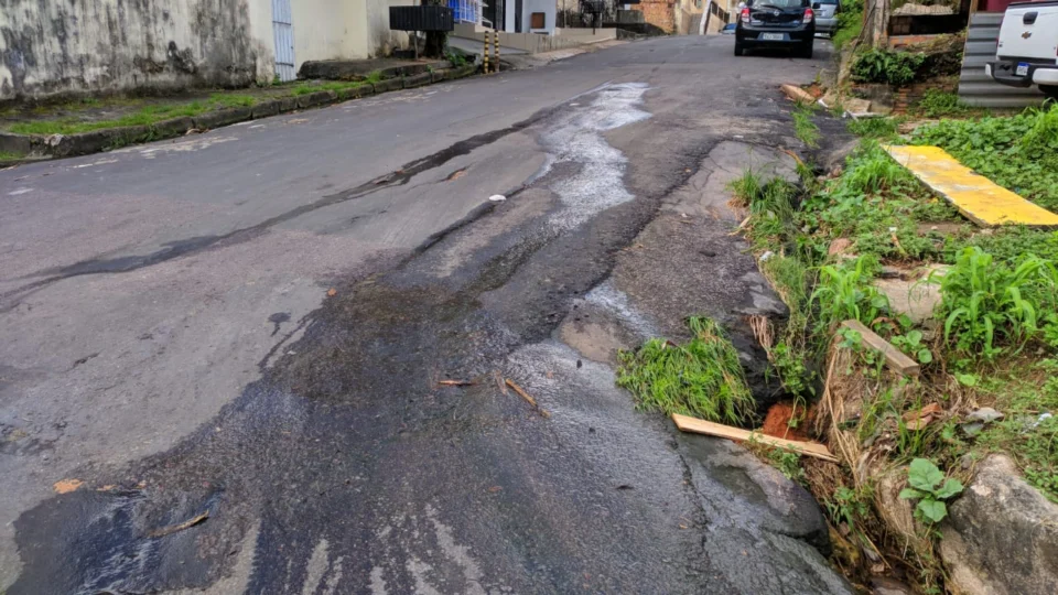 Falta de asfalto e dezenas de buracos causam risco de acidente nas ruas do bairro São Francisco