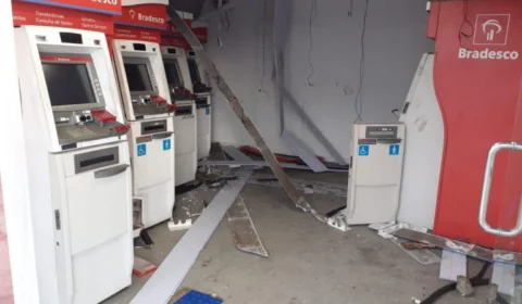 Bando tenta arrombar caixas eletrônicos e fogem da agência levando um ar-condicionado