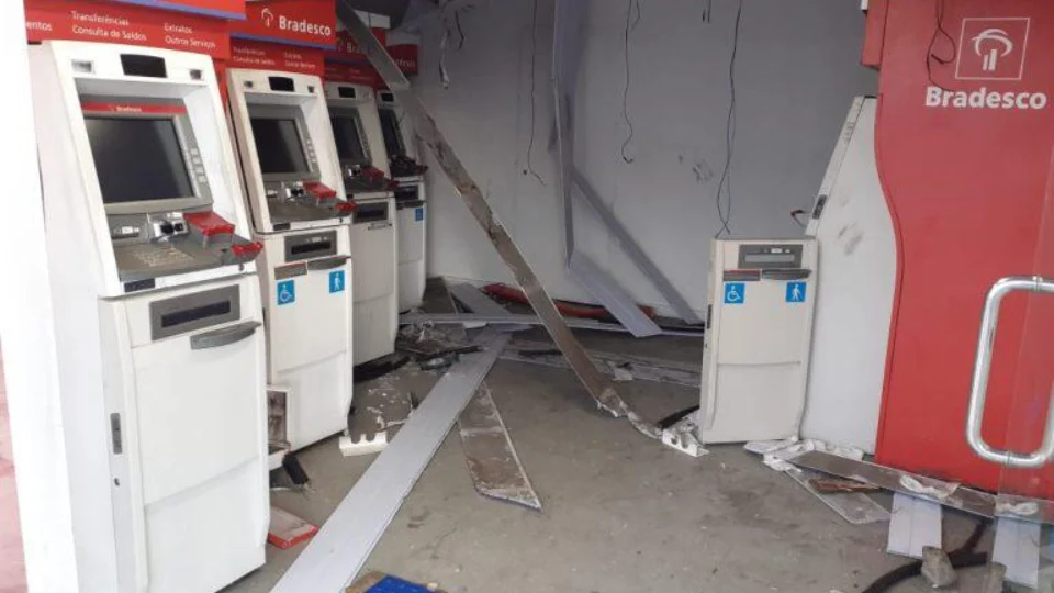 Bando tenta arrombar caixas eletrônicos e fogem da agência levando um ar-condicionado