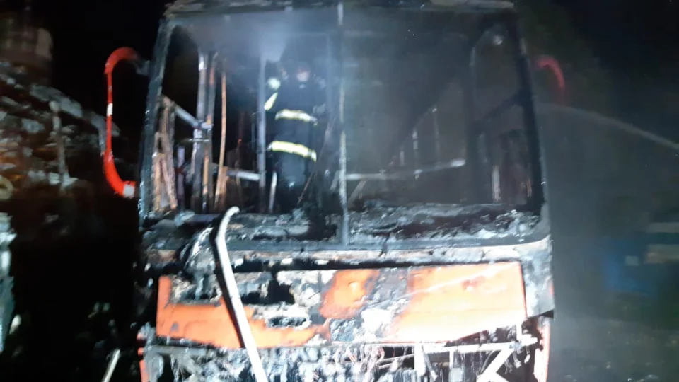 Incêndio misterioso atinge empresa de ônibus em Manacapuru