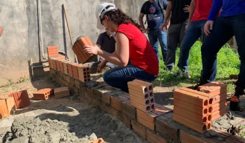 UEA ensina moradores do Cacau Pirêra a arte da construção civil