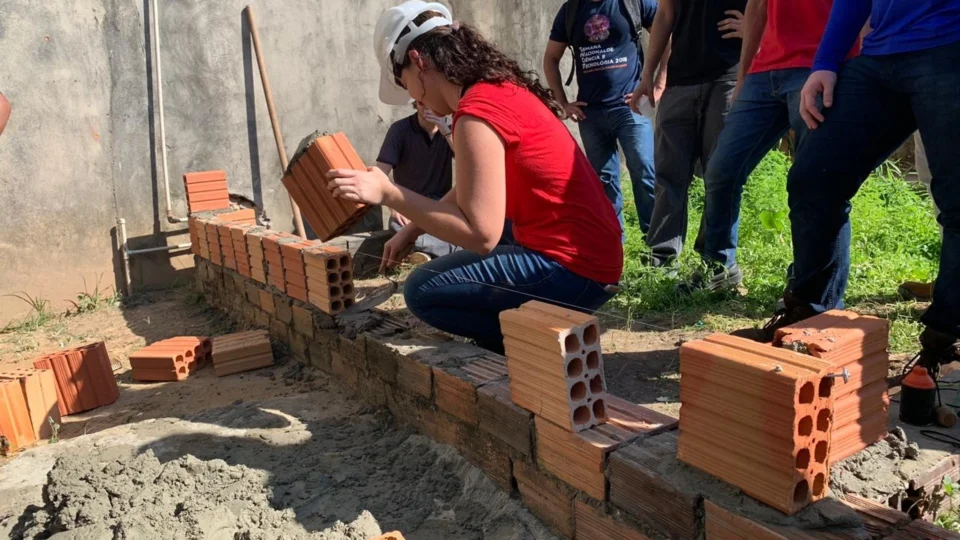 UEA ensina moradores do Cacau Pirêra a arte da construção civil