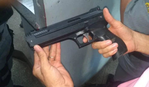 Passageiro de ônibus segue assaltante, denuncia o paradeiro e polícia prende o suspeito