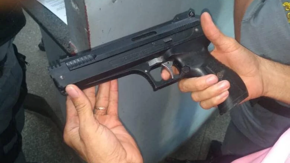 Passageiro de ônibus segue assaltante, denuncia o paradeiro e polícia prende o suspeito