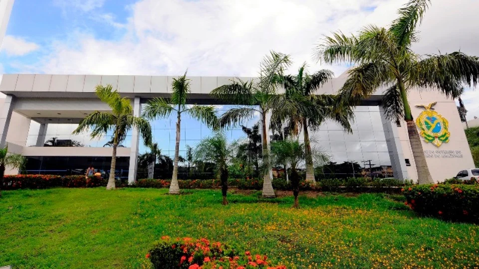 Não há congelamento de salários e direitos já concedidos aos servidores estão mantidos, assegura Governo do Amazonas