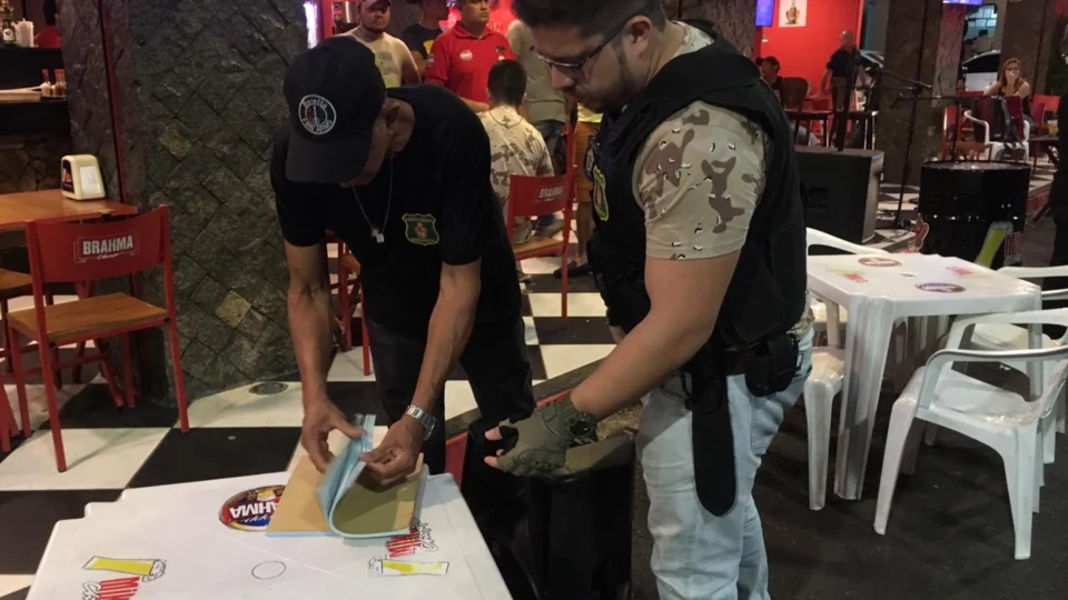 Praça do Caranguejo é alvo de operação noturna de combate à poluição sonora