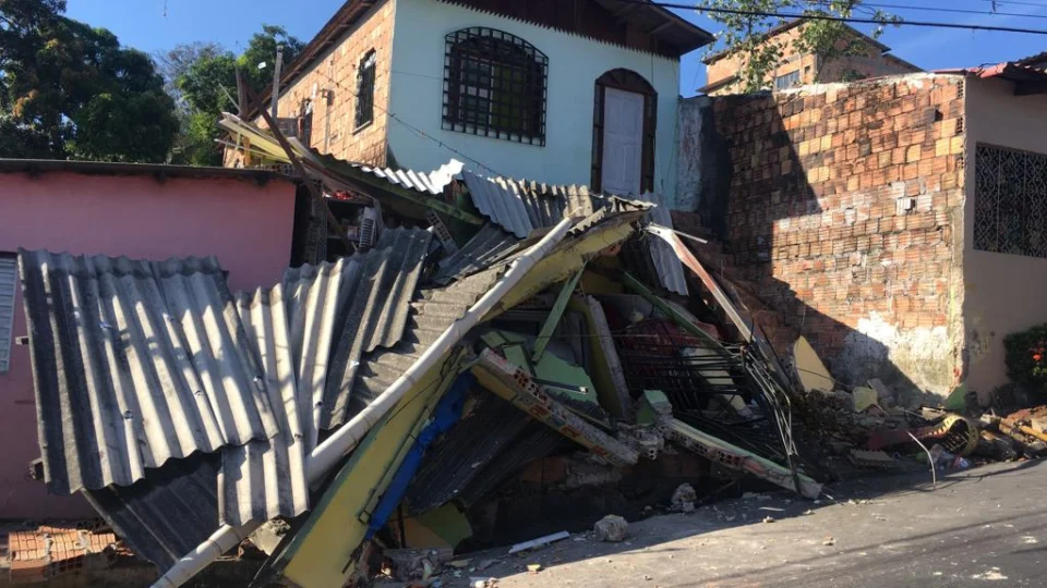 Motorista de ônibus perde controle e atinge casas e comércio no Armando Mendes