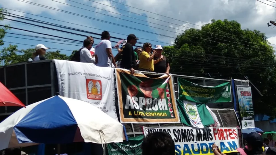 Professores suspendem atividades em escolas do AM