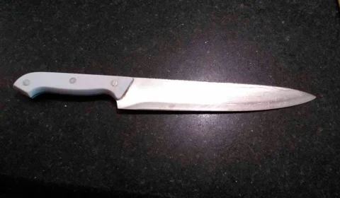 Adolescente é apreendido com faca na mão supostamente usada para assalto na zona Norte