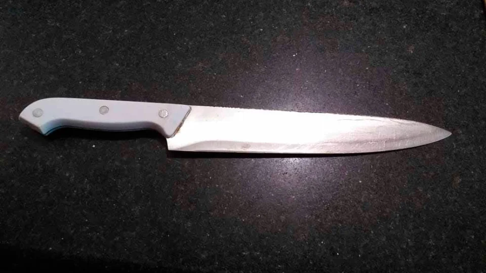 Adolescente é apreendido com faca na mão supostamente usada para assalto na zona Norte