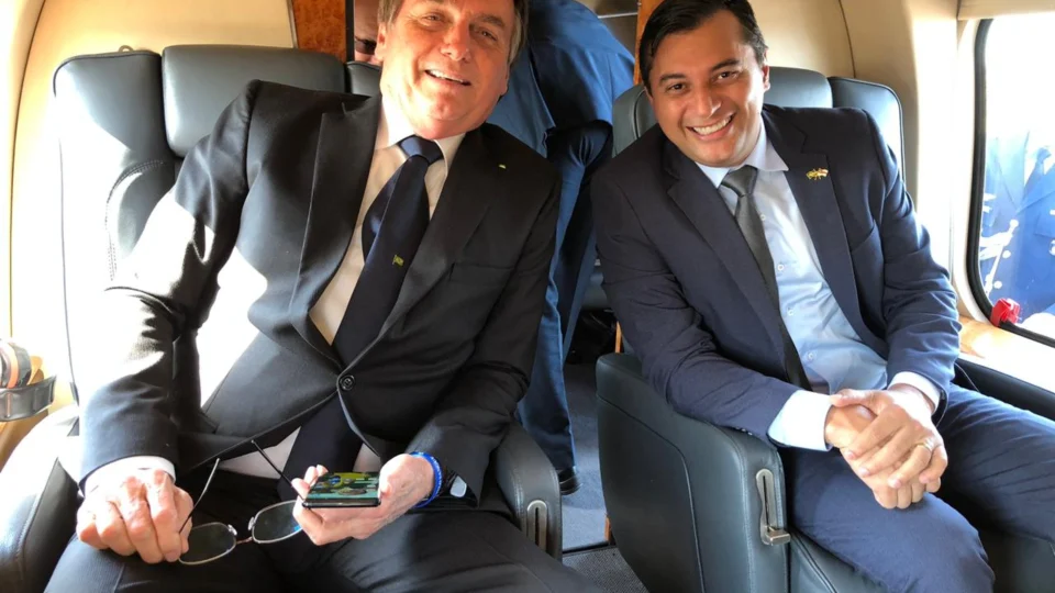 “Amazônia é estratégia para o Brasil. O mundo tá de olho aqui”, diz Bolsonaro em sobrevoo com Wilson Lima no Distrito Industrial