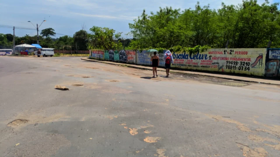 Graves acidentes na bola do João Paulo são causados por falta de asfalto no local