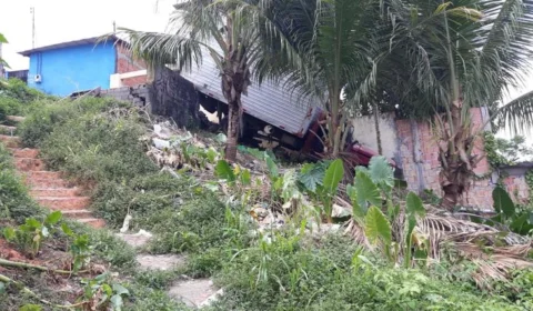 Motorista perde o controle de caminhão e veículo fica preso em estrutura de área residencial